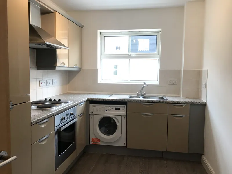 Spacious 2 Bed Flat // Jul 2026 - Image 2